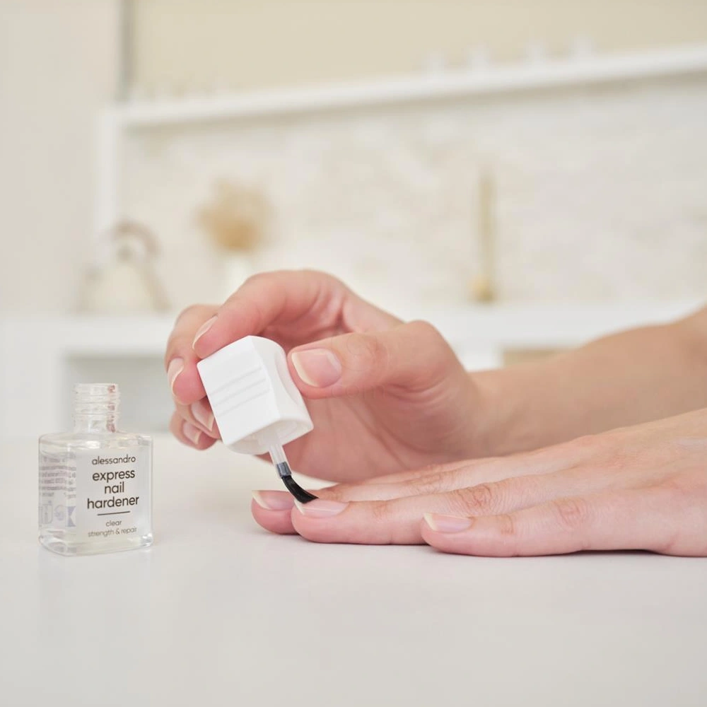 Alessandro Express Nail Hardener, lak za poškodovane nohte (10 ml)